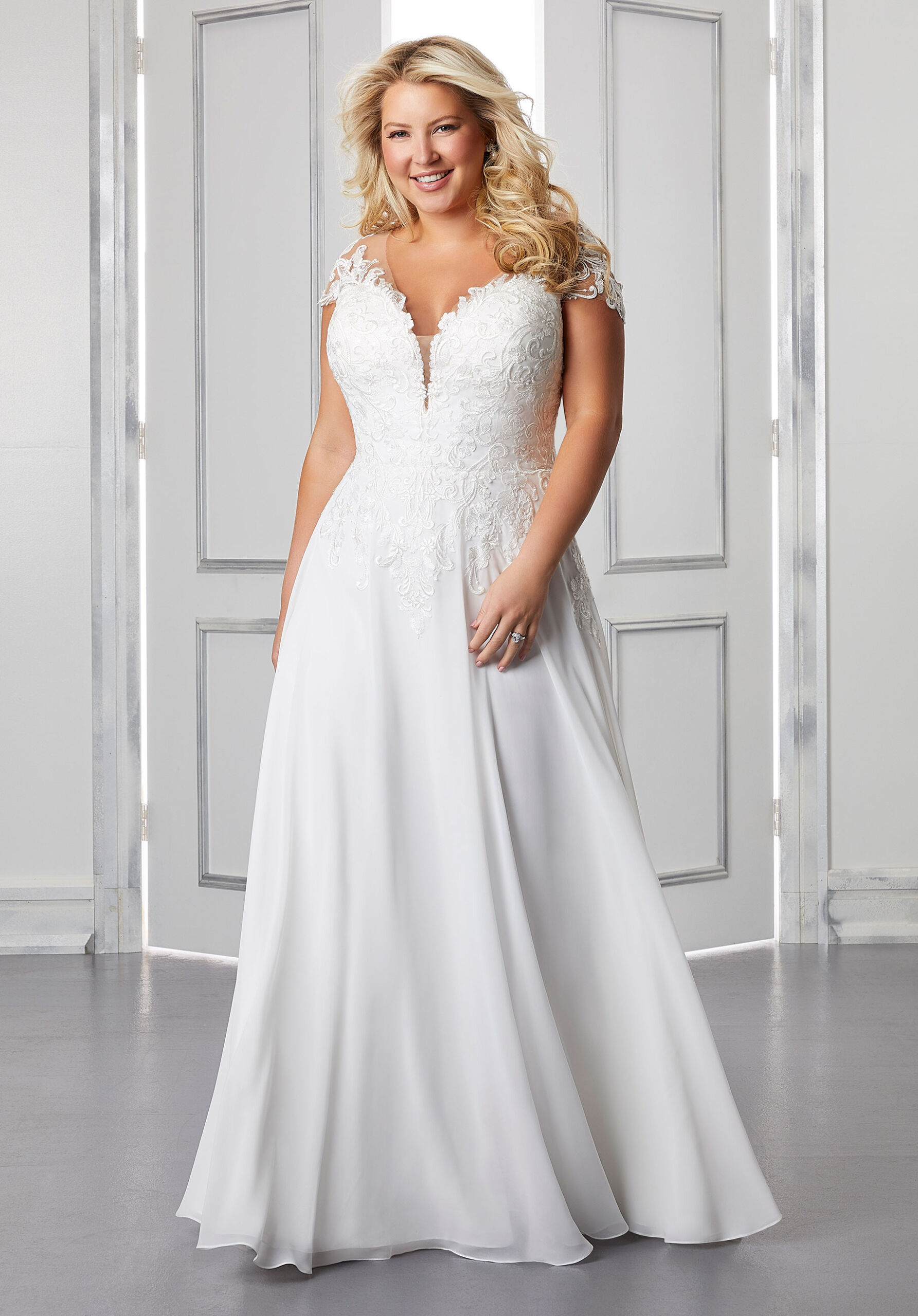 Abito da sposa A Line con gonna fluida e strascico ricamato