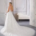 Abito da sposa con lungo strascico
