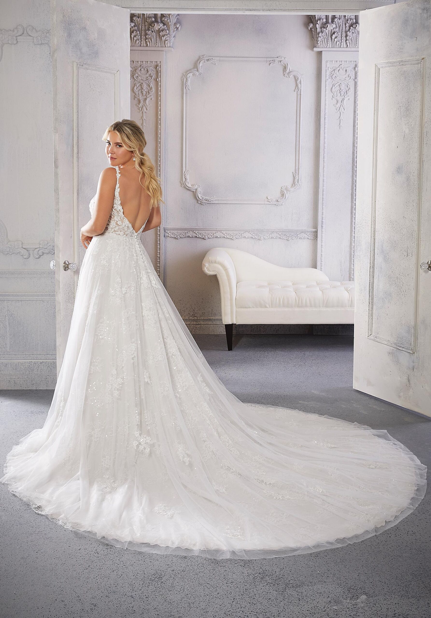 Abito da sposa con lungo strascico