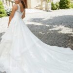 Abito da sposa con strascico ricamato