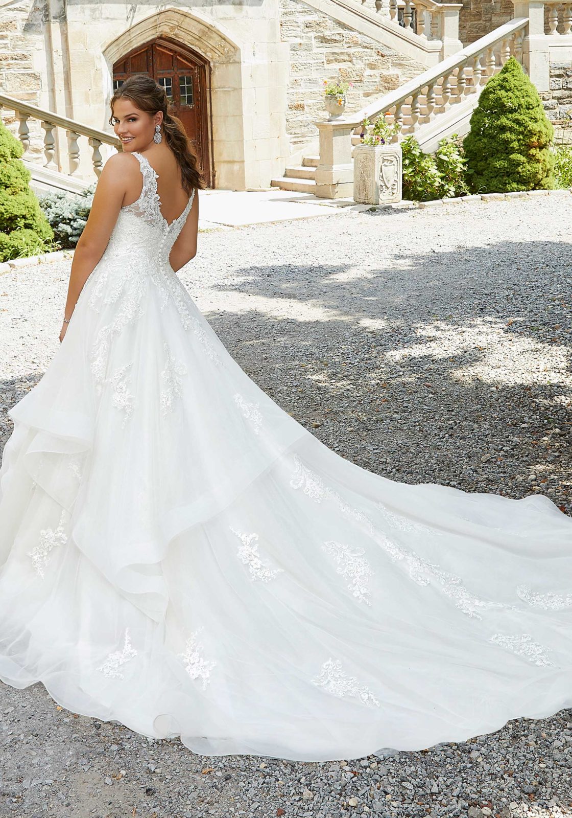 Abito da sposa con strascico ricamato