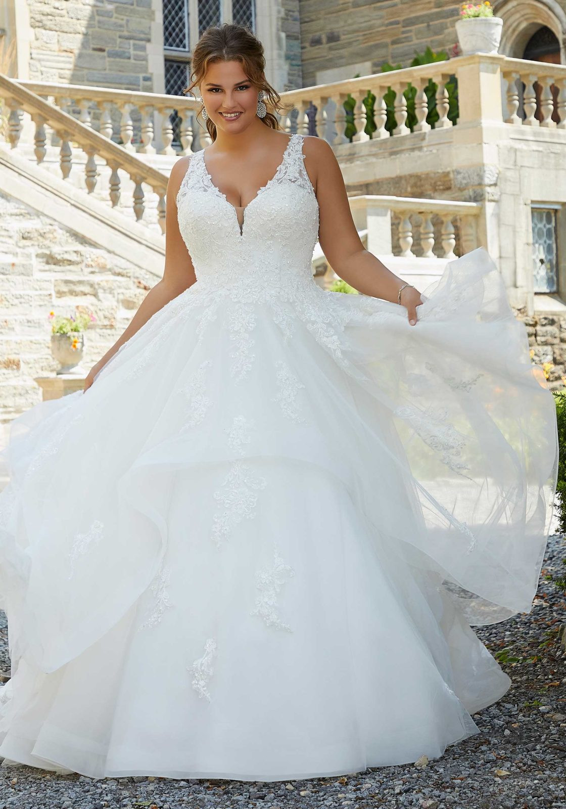 Abito da sposa con vaporosa gonna a balze in tulle ricamato