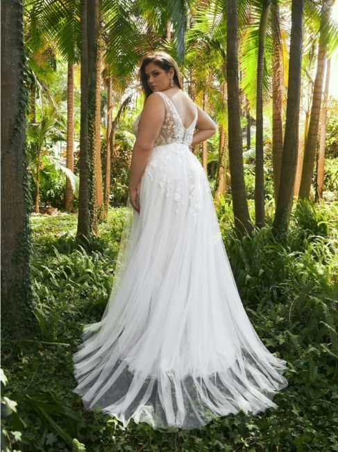 Abito da sposa curvy in tulle e pizzo 2023 Pronovias Abito da sposa curvy in tulle e pizzo 2023 Pronovias