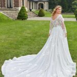 Abito da sposa da principessa con lungo strascico 2023