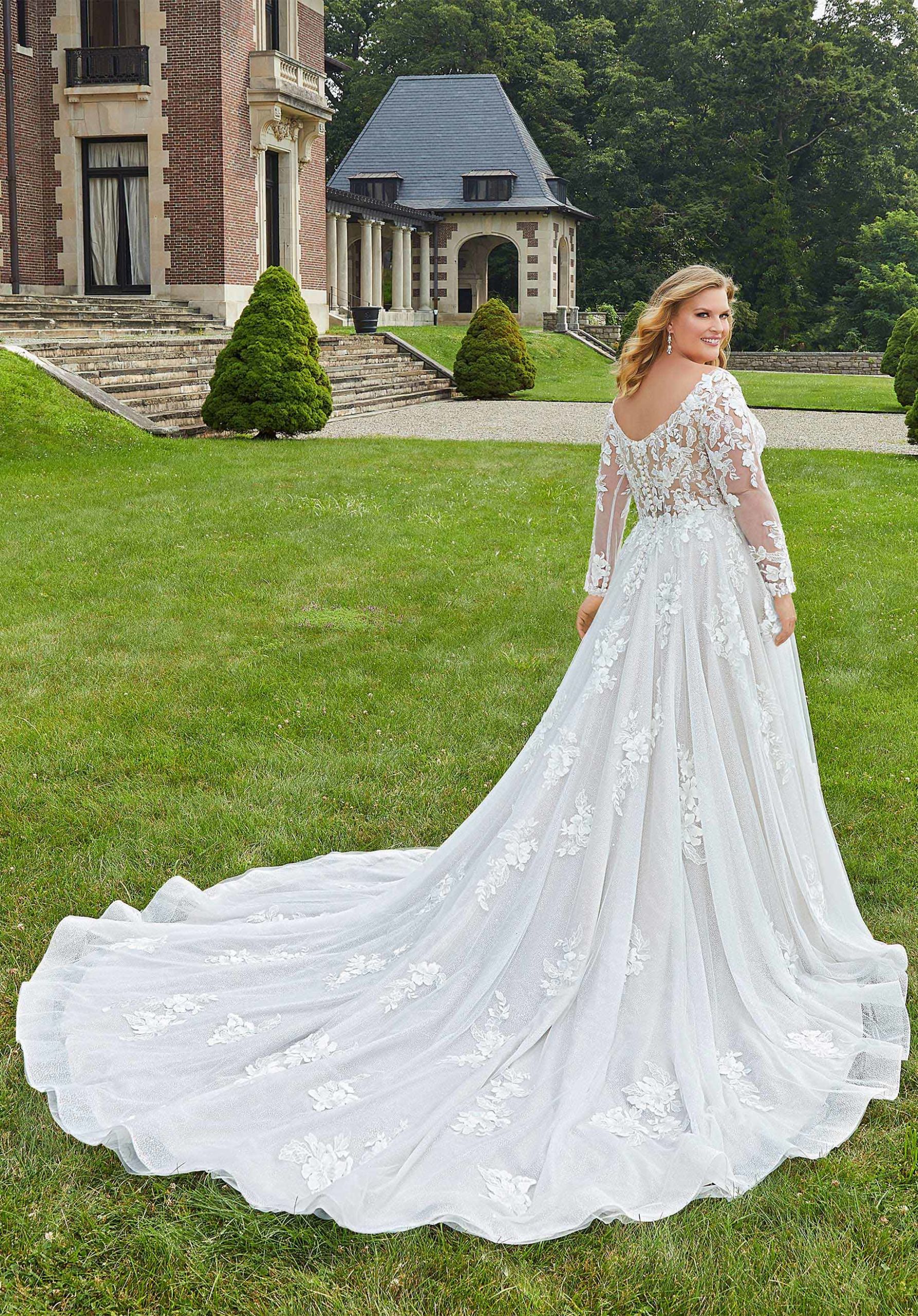 Abito da sposa da principessa con lungo strascico 2023