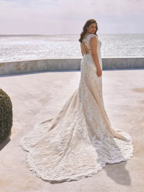 Pronovias 2023 vestito da sposa a sirena in pizzo Pronovias 2023 vestito da sposa a sirena in pizzo