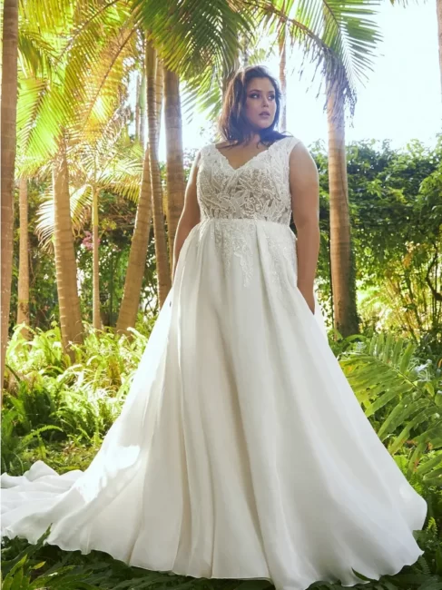 Pronovias vestito da sposa curvy con lungo strascico Pronovias vestito da sposa curvy con lungo strascico