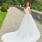 Retro abito da sposa con bottoncini sulla schiena e sulla gonna