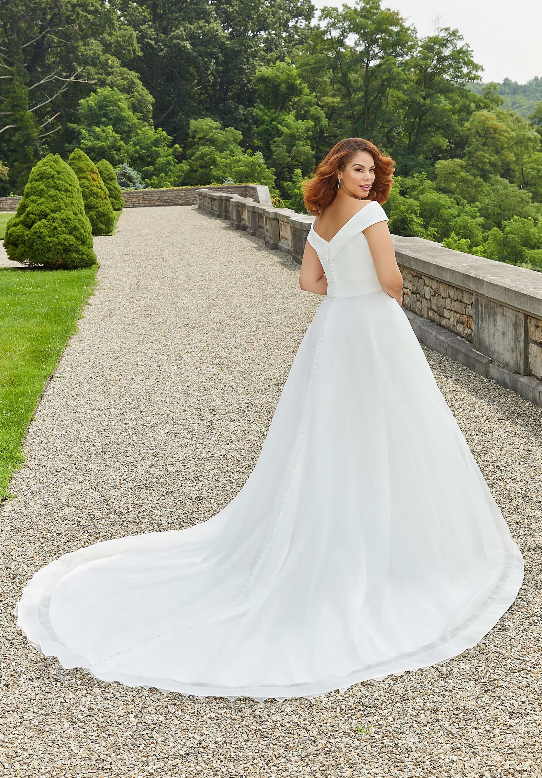 Retro abito da sposa con bottoncini sulla schiena e sulla gonna