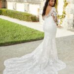 Scollatura sulla schiena e strascico in pizzo abito da sposa Gillian 2023