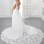Vestito da sposa con lungo strascico rcamato