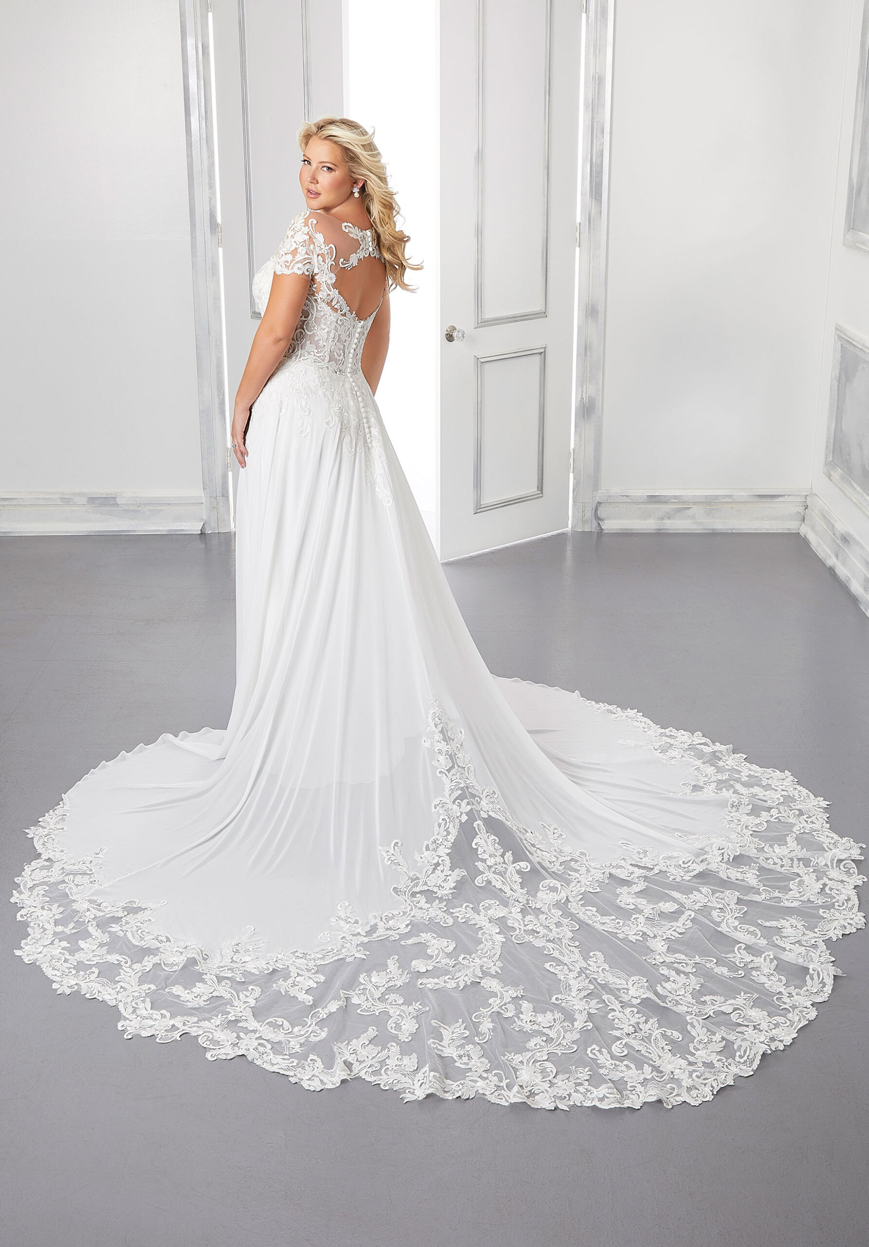 Vestito da sposa con lungo strascico rcamato