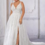 Vestito da sposa in tulle e pizzo con spacco sulla gonna
