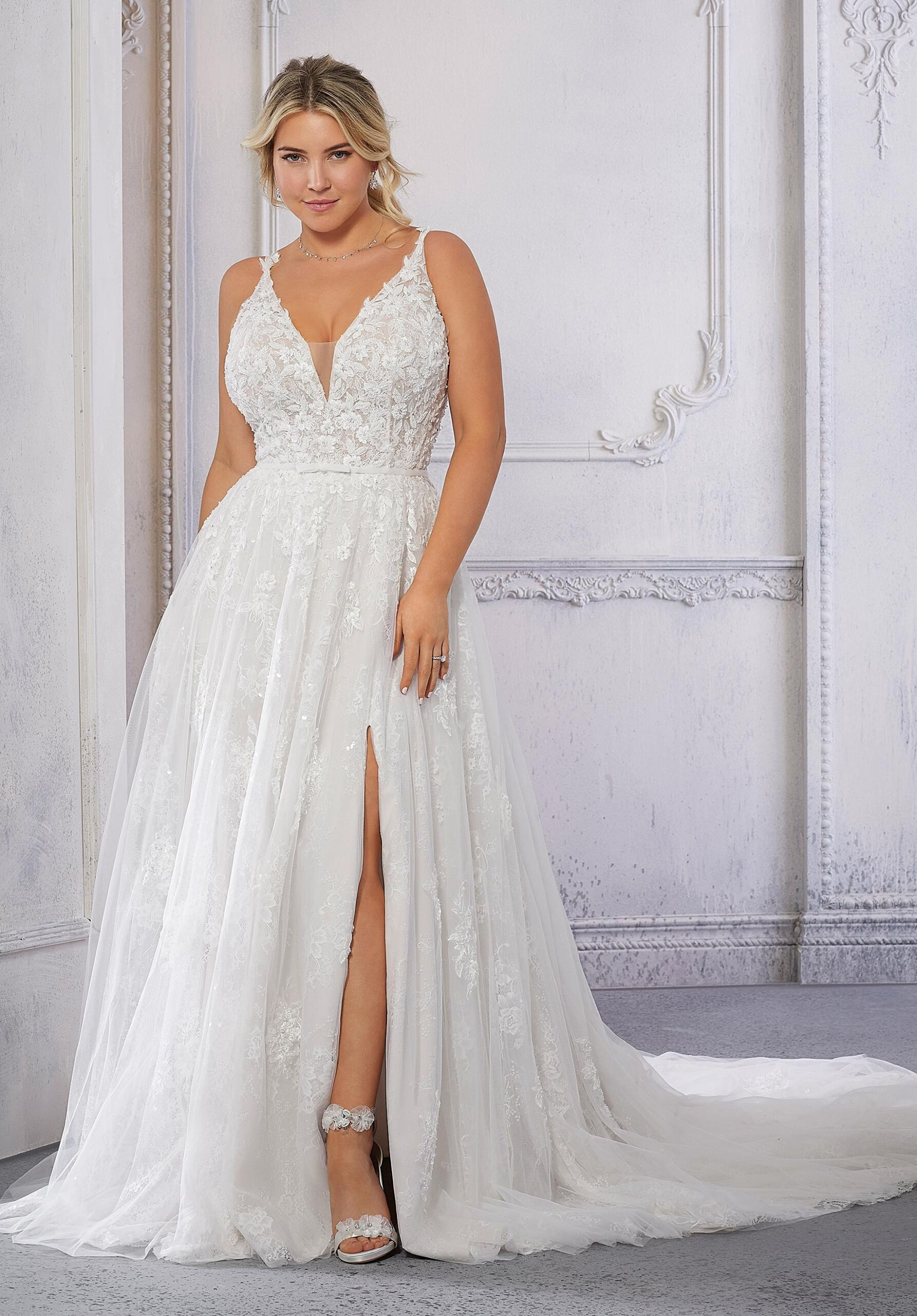Vestito da sposa in tulle e pizzo con spacco sulla gonna