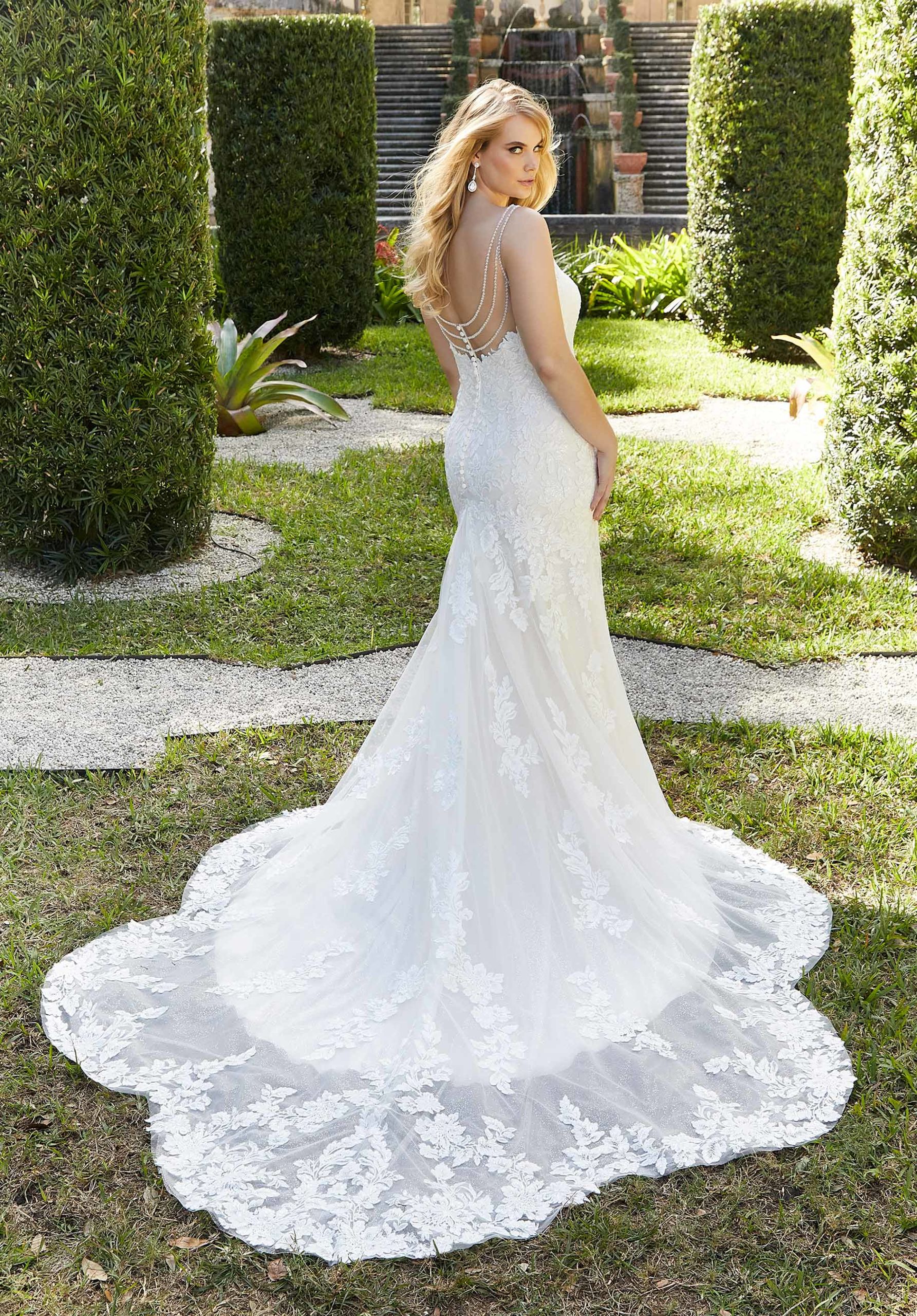 Vestito da sposa semi sirena con strascico collezione curvy 2023