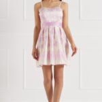 Elegante abito corto Rinascimento 2023