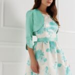 Look con abito corto da cerimonia Rinascimento estate 2023