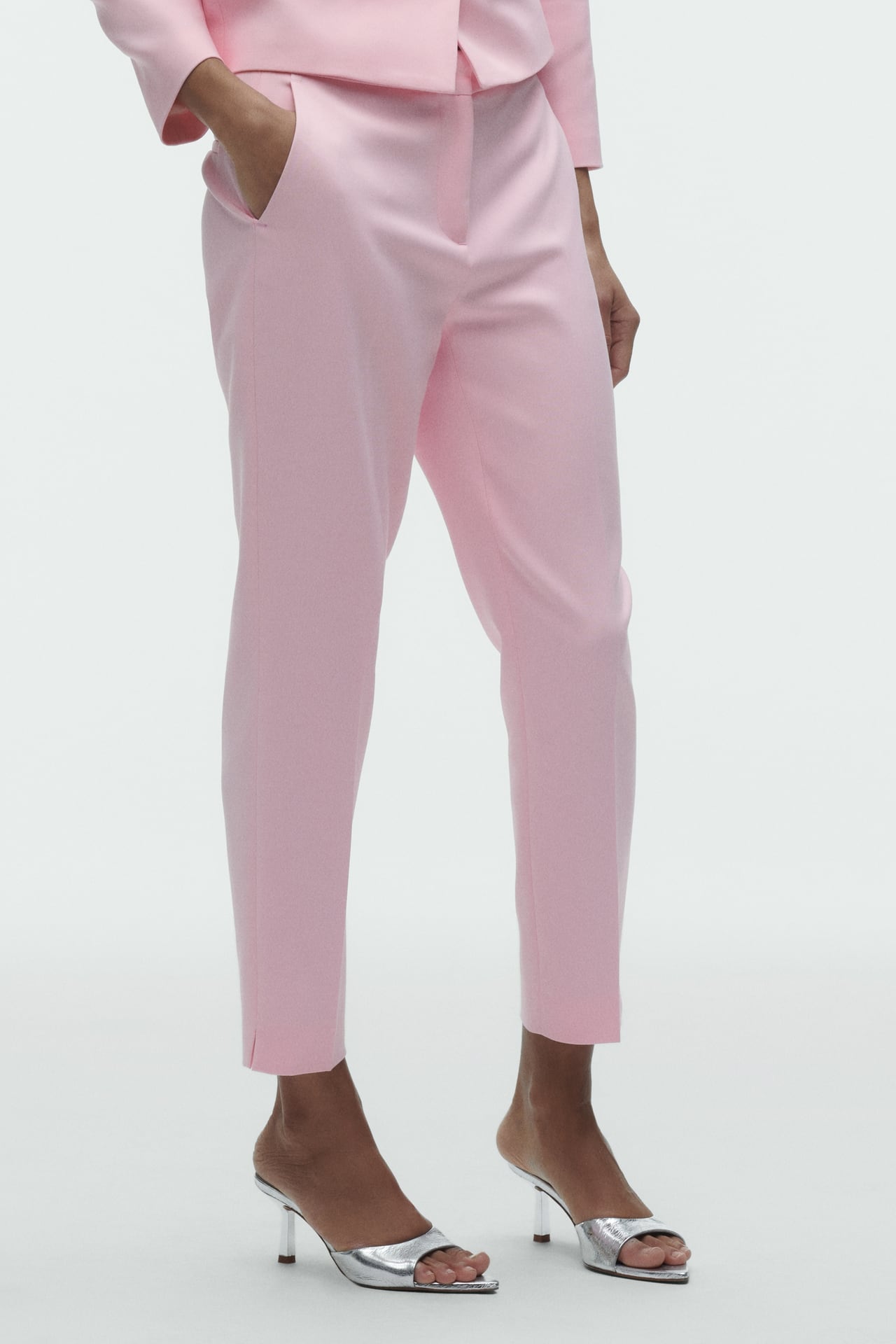 Pantaloni alla caviglia con spacchetti ZARA primavera 2023