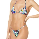 Bikini con reggiseno a triangolo e tanga regolabile