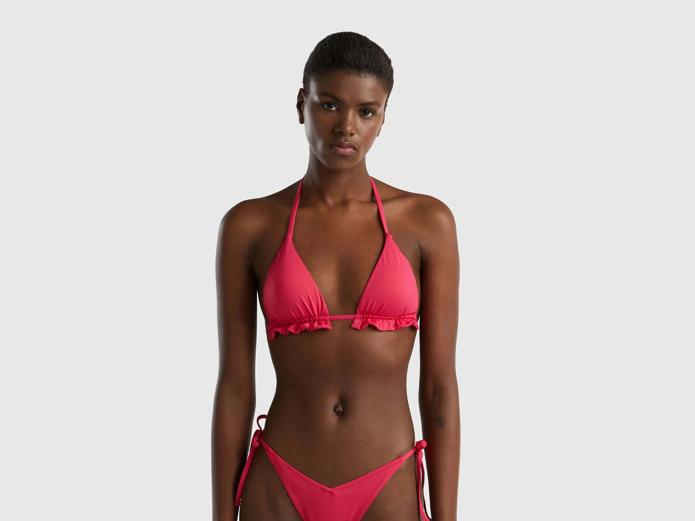Bikini con reggiseno a triangolo e slip sgambato