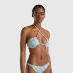 Costume bikini azzurro con ciliegie gialle