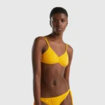 Costume da bagno giallo collezione Benetton estate 2023