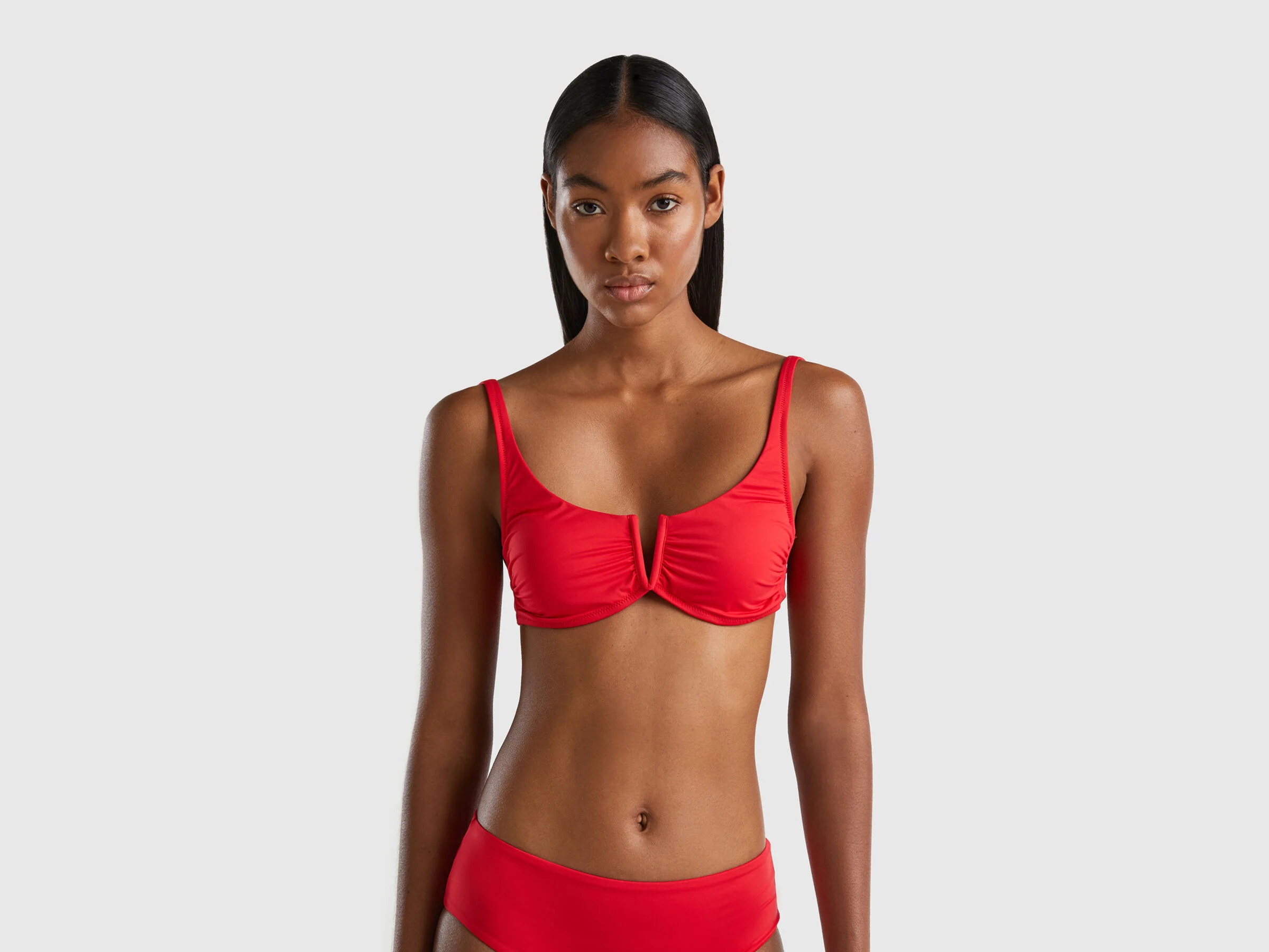 Costume da bagno rosso con slip a vita alta estate 2023