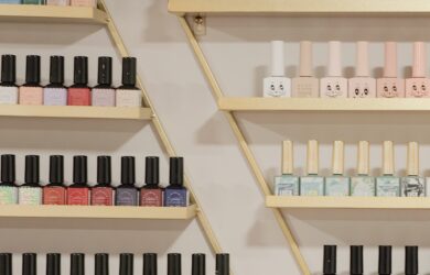 Manicure perfetta con gli smalti semipermanenti durata e brillantezza a lungo termine