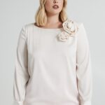 Blusa in raso a maniche lunghe con rose applicate
