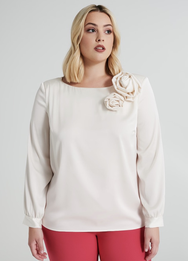 Blusa in raso a maniche lunghe con rose applicate