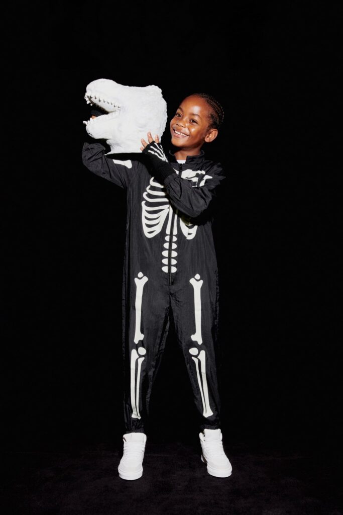 Bambino In Costume Da Scheletro Che Si Prepara Per La Festa Di Halloween 3d Rendering Illustrazione 239978 422