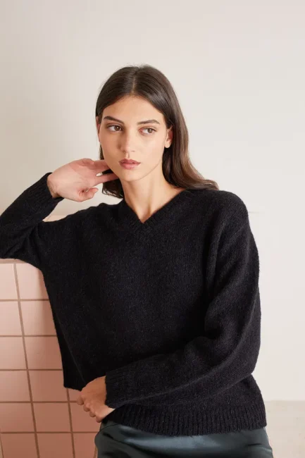 Lazzari maglione nero con scollo a V Lazzari maglione nero con scollo a V