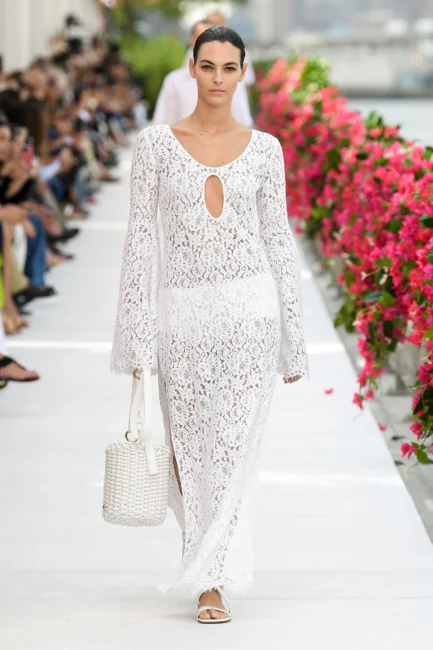 Tendenza Moda Donna Estate 2024 Abito bianco Tendenza Moda Donna Estate 2024 Abito bianco