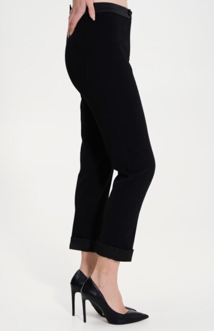 Pantaloni neri con orlo alla caviglia Pantaloni neri con orlo alla caviglia