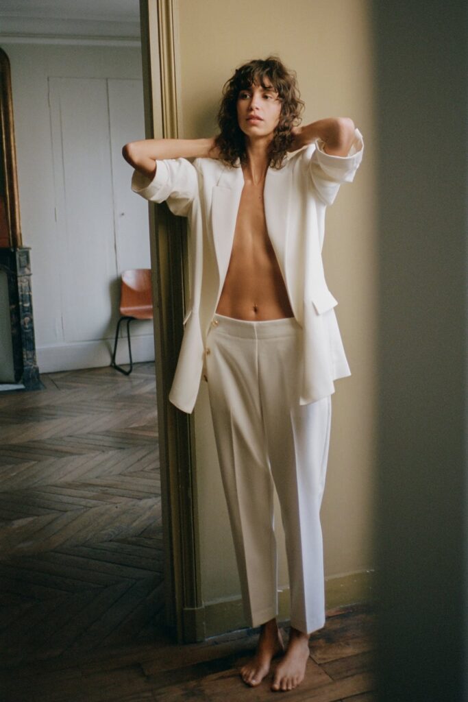 Tailleur ZARA con la giacca lunga con maniche arrotolate Tailleur ZARA con la giacca lunga con maniche arrotolate