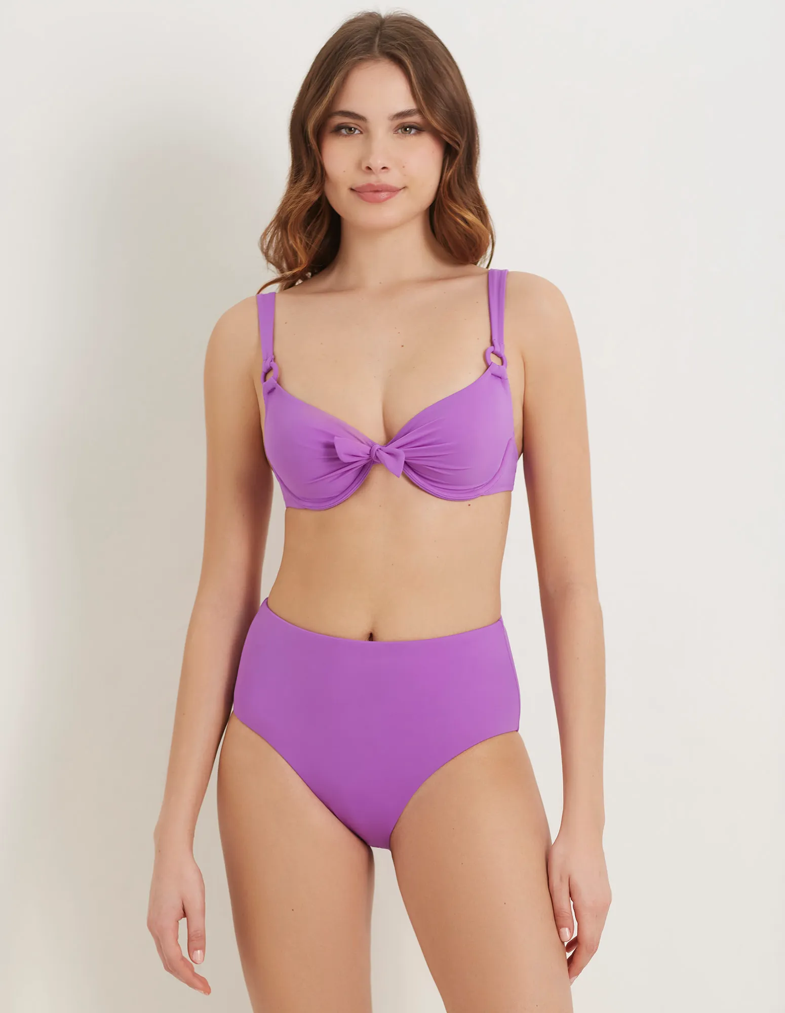 Costume da bagno due pezzi con slip a vita alta e reggiseno a balconcino