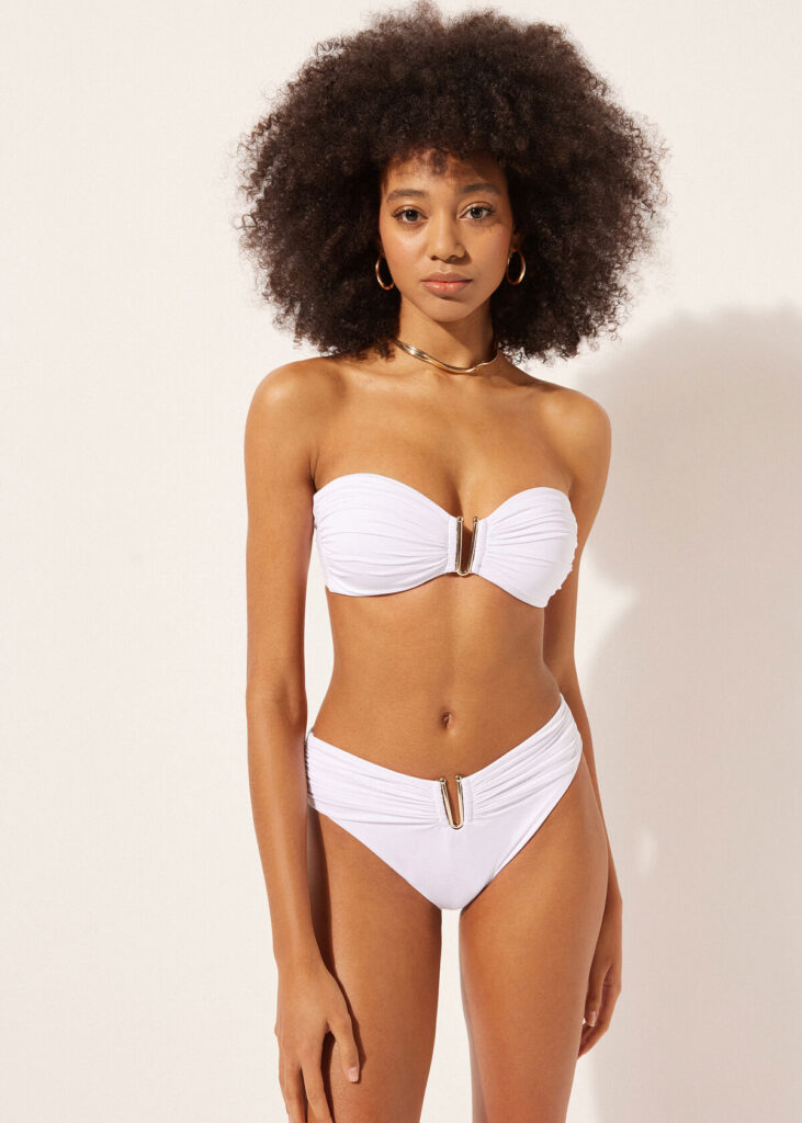 Elegante bikini bianco Calzedonia estate 2024 Elegante bikini bianco Calzedonia estate 2024