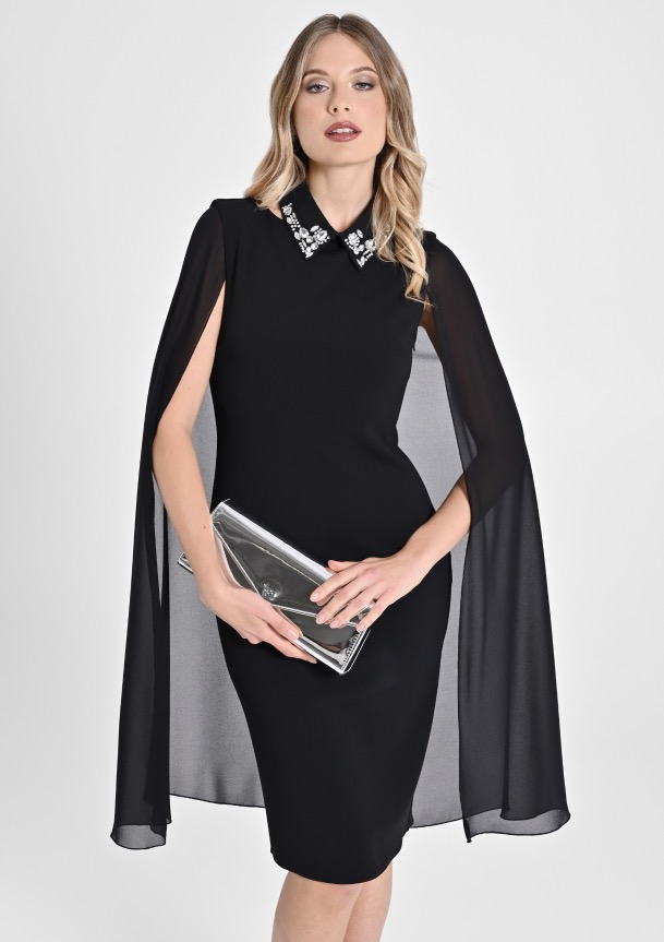 Elegante tubino nero con mantella Rinascimento Elegante tubino nero con mantella Rinascimento