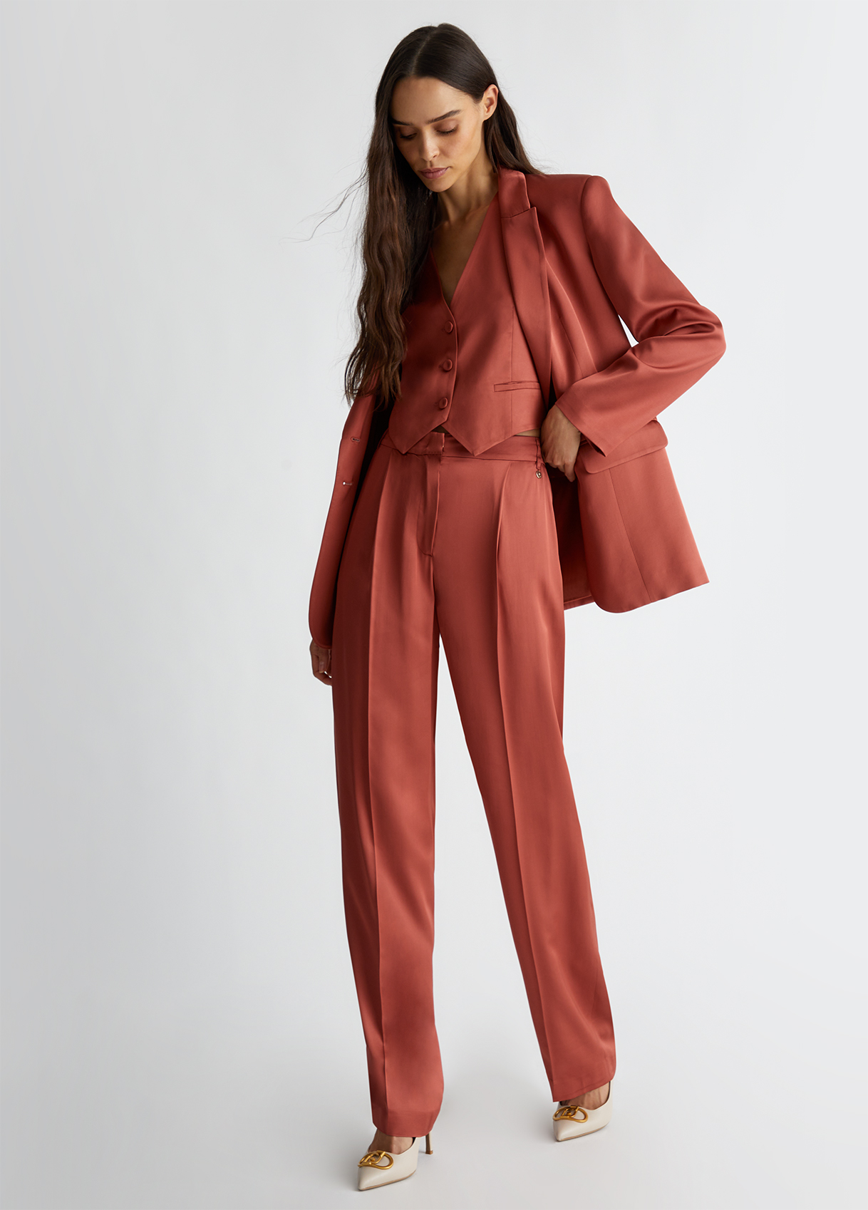 Completo giacca e pantaloni in raso collezione autunno inverno 2024 2025