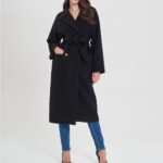 Cappotto nero a vestaglia Rinascimento inverno 2025