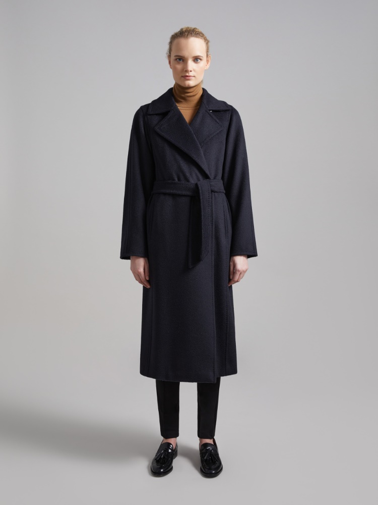 Cappotto Blu Donna: come indossarlo e come personalizzarlo con i tuoi Cappotto Blu Donna: come indossarlo e come personalizzarlo con i tuoi