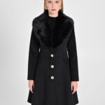 Cappotto nero con collo di ecopelliccia