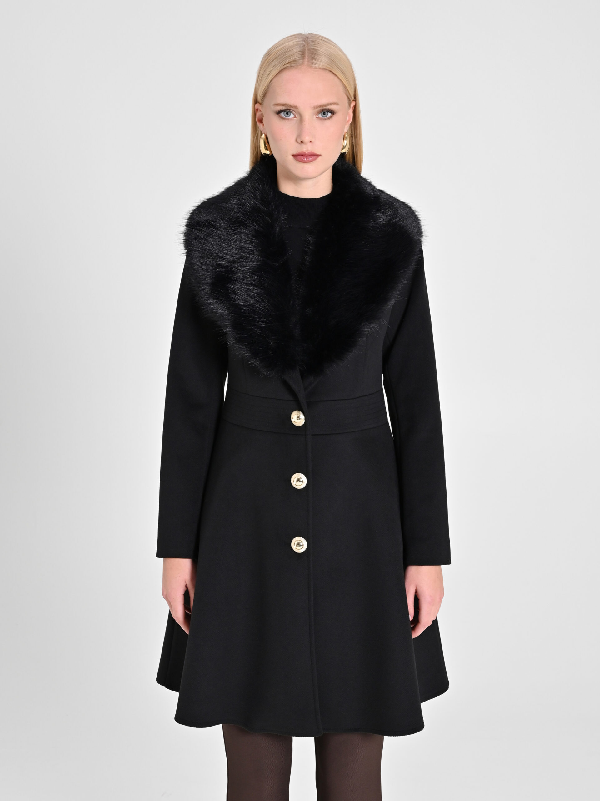 Cappotto nero con collo di ecopelliccia