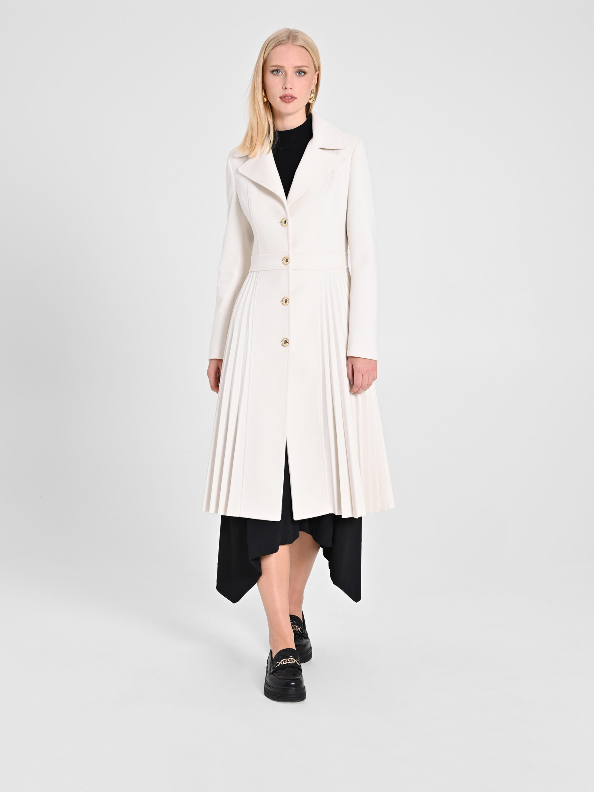 Rinascimento cappotto bianco con lavorazione plissè