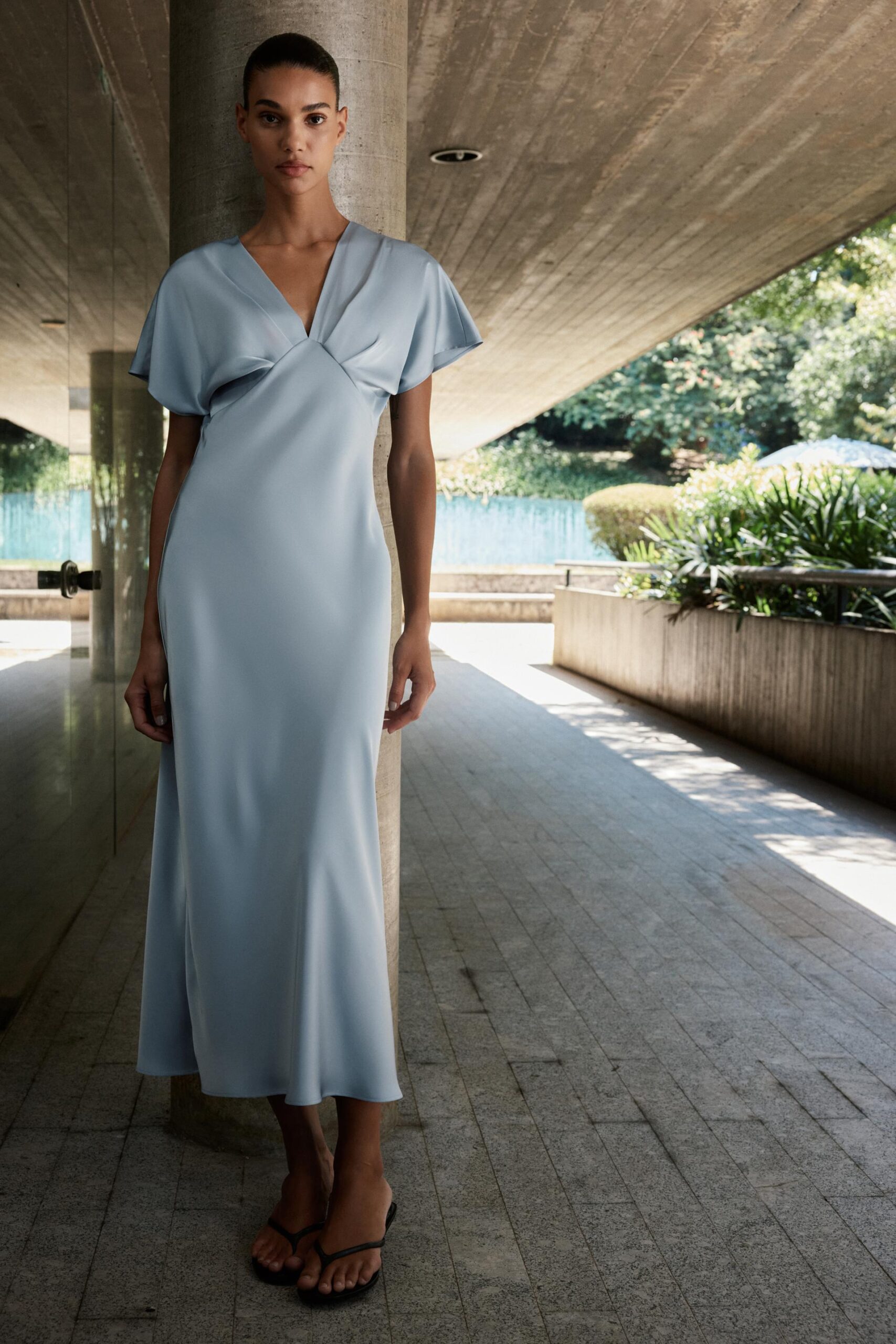 Elegante abito lungo in satin azzurro ZARA