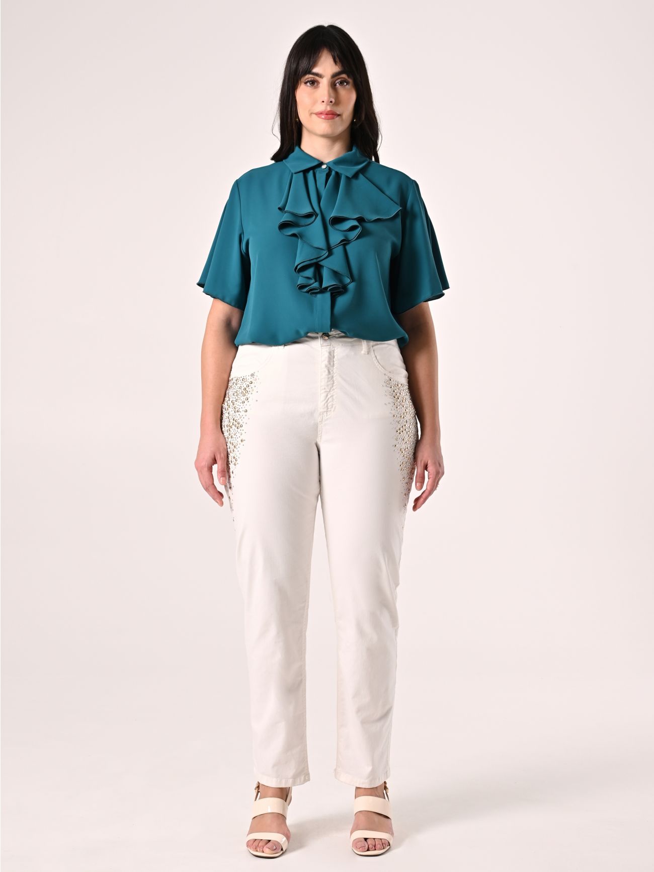 Pantaloni bianchi in denim con borchie e strass