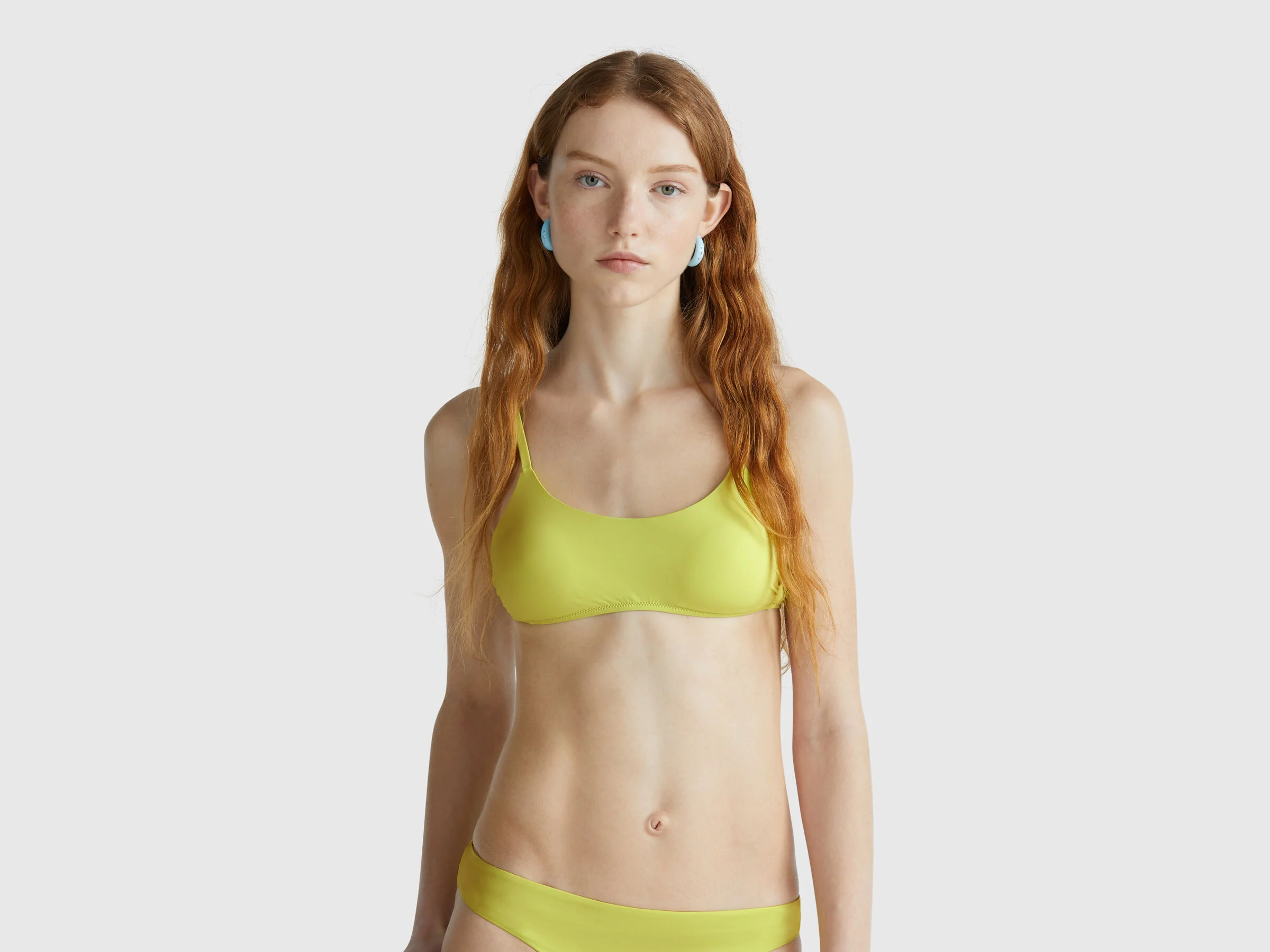 Bikini con top a canotta imbottita