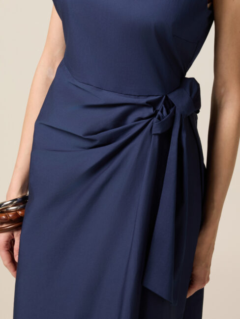 Dettaglio drappeggio abito elegante Dettaglio drappeggio abito elegante