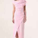 Tubino rosa elegante con sandali gioiello Rinascimento