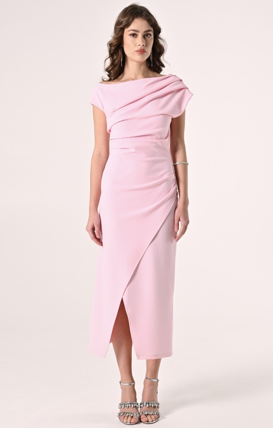 Tubino rosa elegante con sandali gioiello Rinascimento